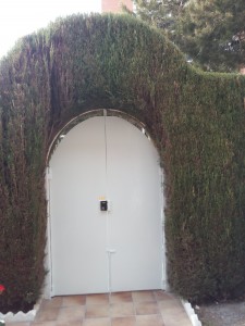 En reformas en El Campello Alex, hemos pintado esta puerta de metal en Alicante.