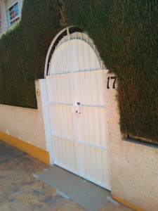 Pintura de puertas de metal en Alicante. Pintor barato en Alicante.